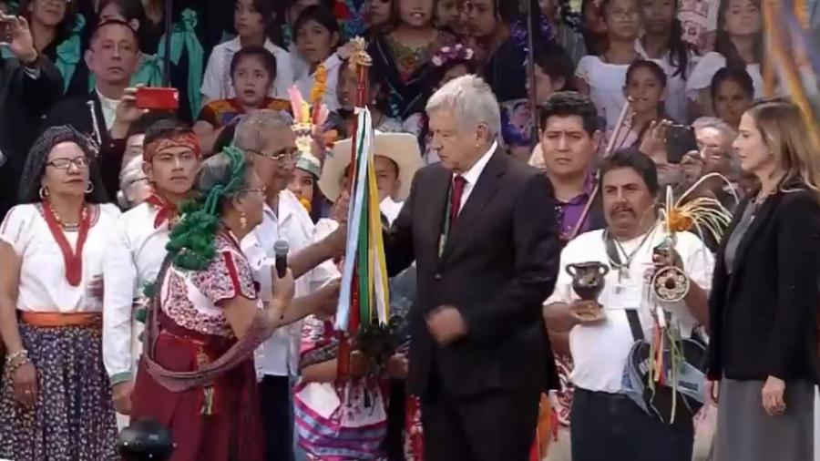 AMLO  recibe el Bast&oacute;n de Mando de los pueblos ind&iacute;genas de M&eacute;xico