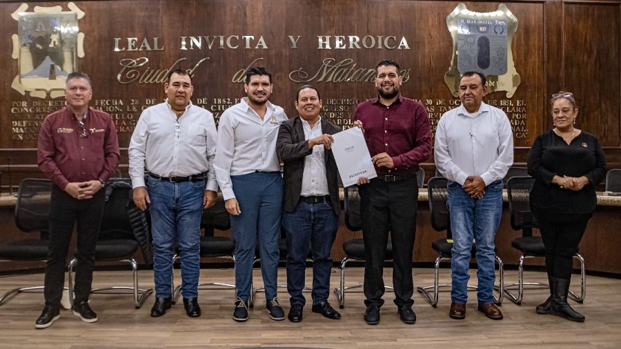 Gobierno de Matamoros e INSUS entregan escrituras a 36 familias
