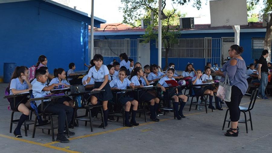 Aires no funcionan, dan clases en patio