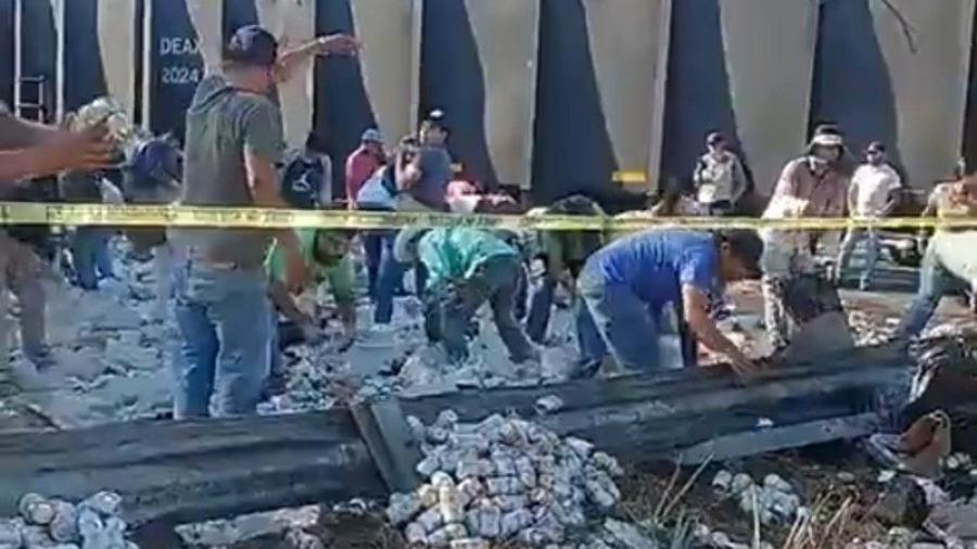 Realizan rapiña de cervezas de un tráiler tras choque con el tren en Jalisco