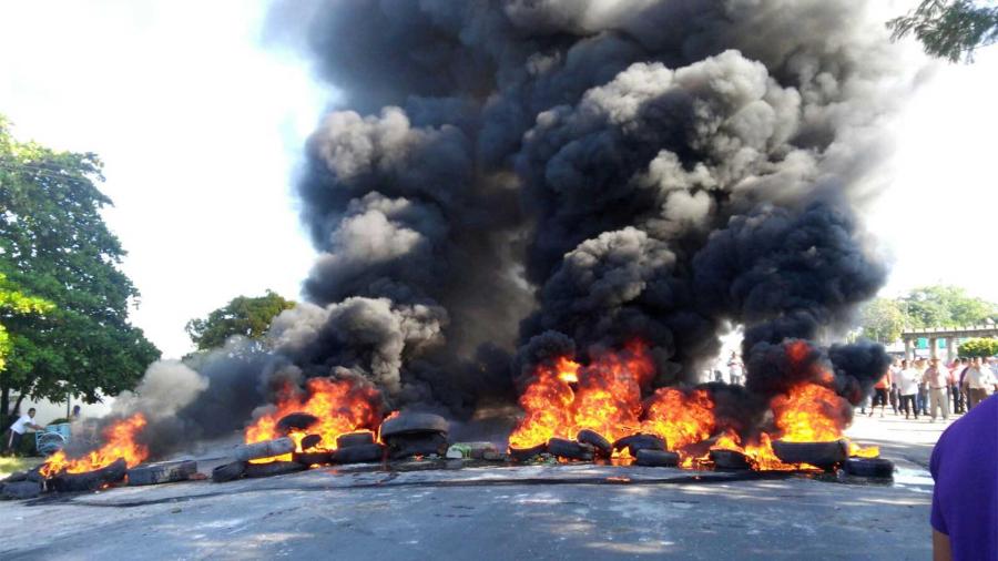 Queman llantas enfrente del Palacio de Gobierno en Oaxaca