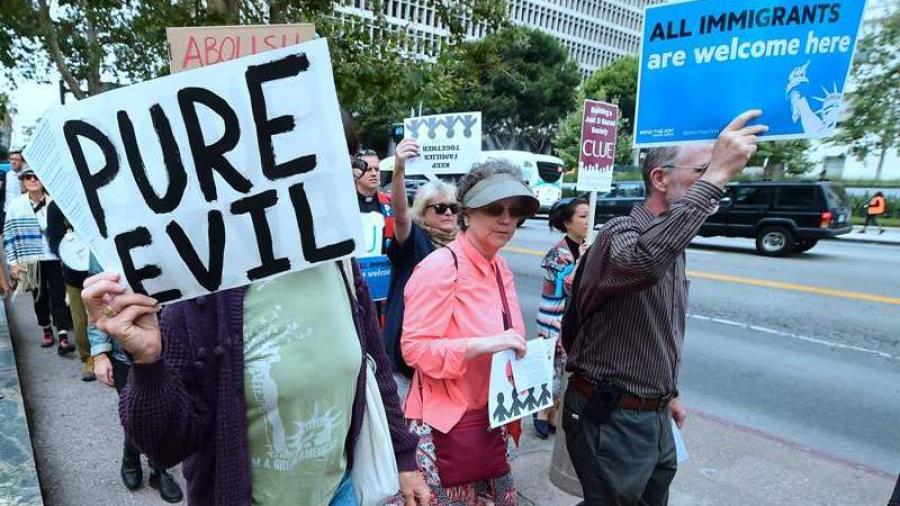 Madres de familia indocumentadas emiten demanda contra Trump 
