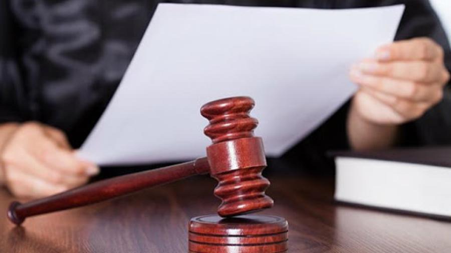 Dictan sentencia de 60 años a mujer por sostener relaciones con menores