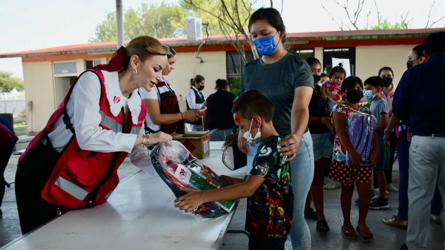 Realiza Sistema DIF entrega de útiles escolares 