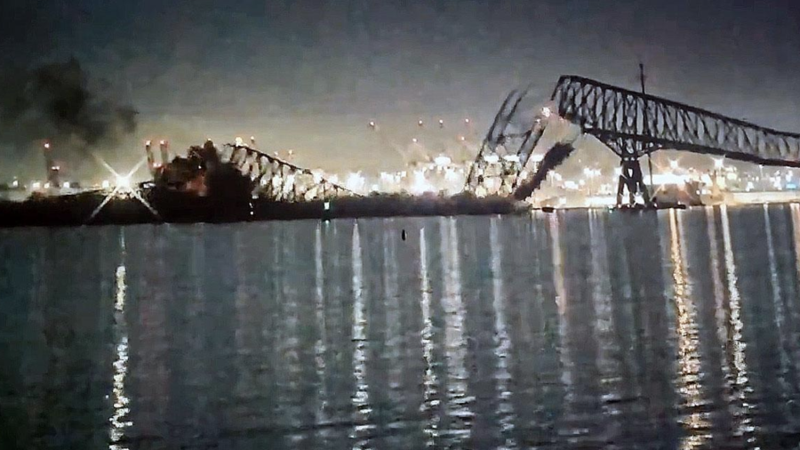 Puente en Baltimore colapsa tras recibir golpe de un barco de carga