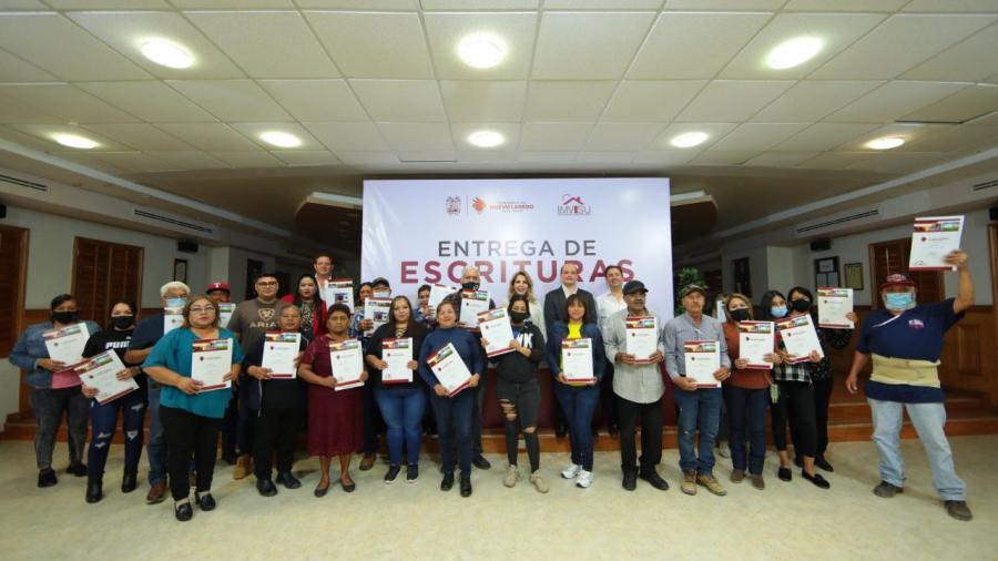 Reciben familias escrituras de sus viviendas 