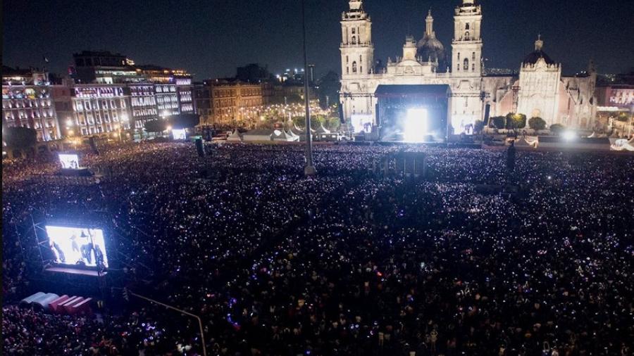 Rosalía triunfa en el zócalo ante miles