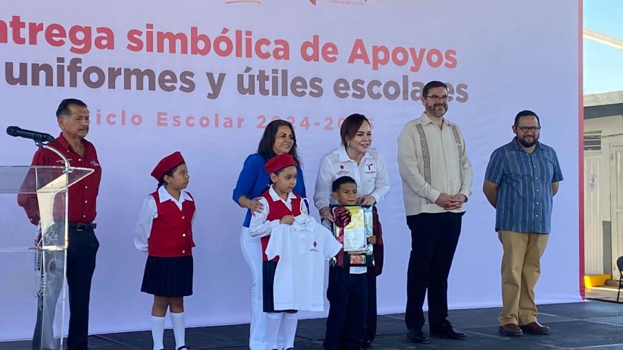 Reciben estudiantes mochilas y útiles en el primer día de clases