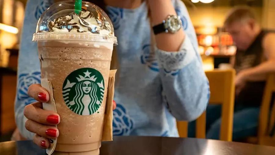 Multan a Starbucks por dibujar en vaso de cliente unos ‘ojos rasgados’