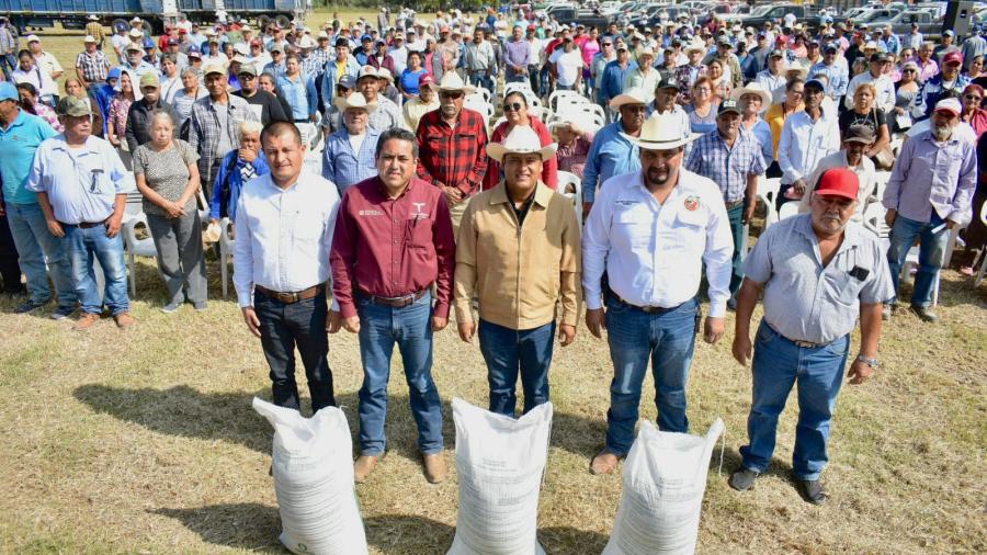 Reciben productores citrícolas fertilizante granulado