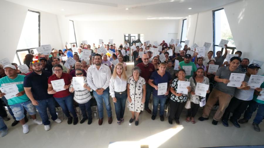 Gobierno Municipal impulsa regularización de viviendas en la colonia Las Torres con entrega de subsidios