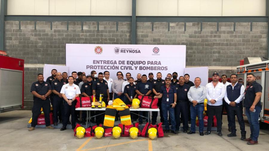 Donan uniformes a bomberos de Reynosa