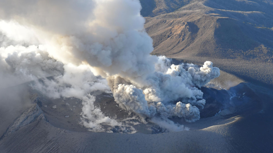 Cancelan vuelos en Japón tras erupción volcánica