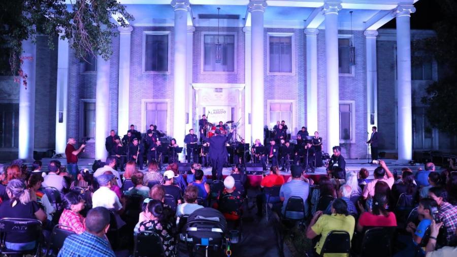Disfrutan familias neolaredenses concierto de gala por centenaria banda de Música Municipal