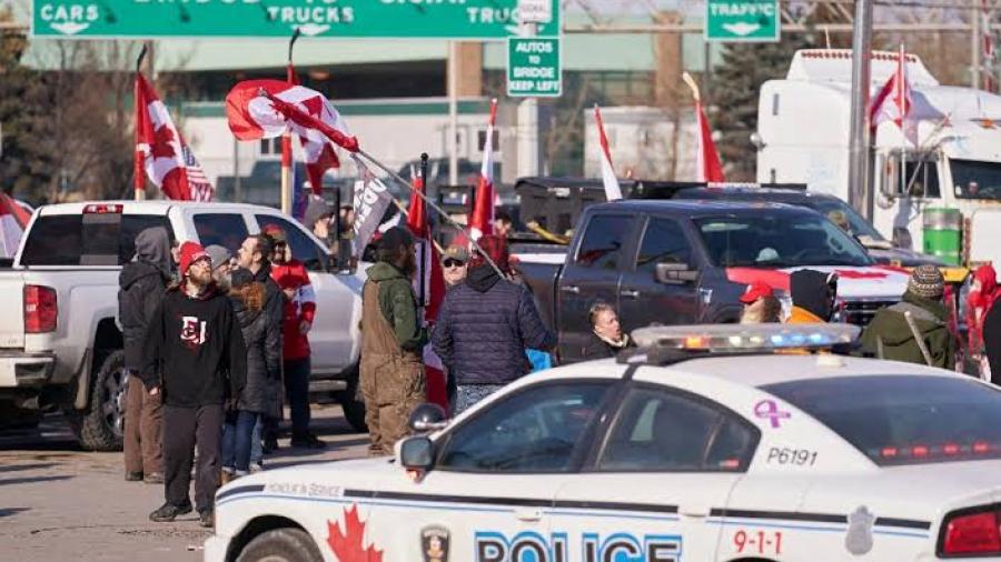 Manifestantes antivacunas obstaculizan tráfico del aeropuerto de Ottawa