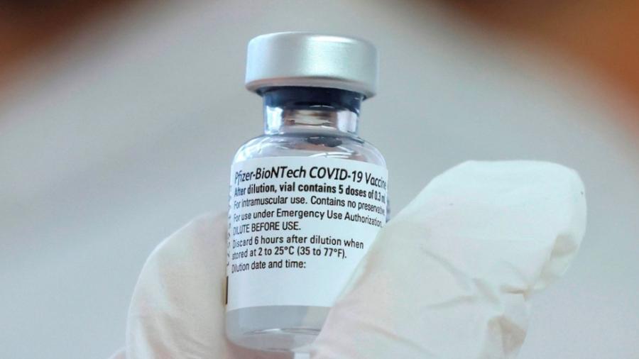 FDA da aprobación total a vacuna de Pfizer; podrá aplicarse desde los 16 años