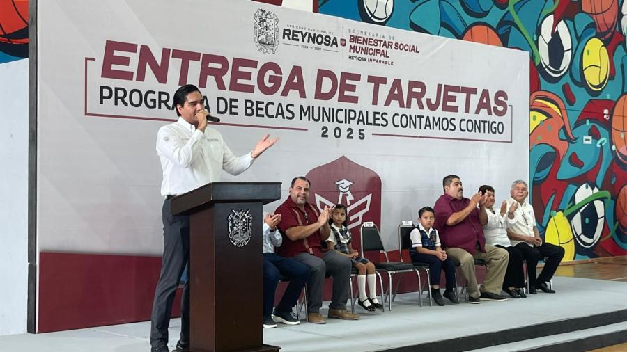 Familias reciben tarjetas de beca municipal de nivel primaria