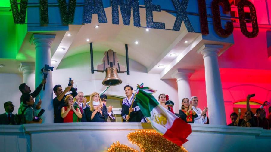 Alcalde Carlos Peña Ortiz da el tradicional Grito de Independencia