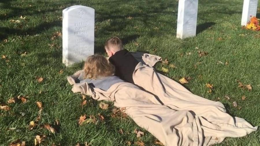 Niños conmueven por gesto en la tumba de su padre