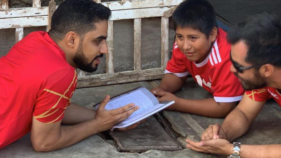 Millonario regala casa a niño que estudiaba en la banqueta