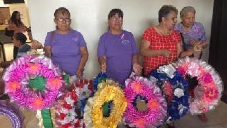 Recaudan fondos abuelitos a través de ventas de coronas de muerto 