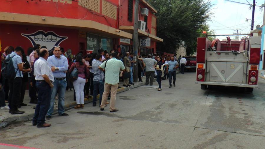 Evacuan a personas en zona centro por corto circuito