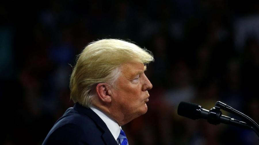 Acusa Trump a redes sociales por "silenciar a millones"