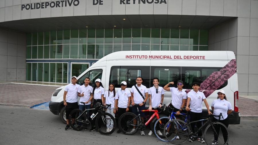 Apoya Carlos Peña Ortiz a equipo de triatlón 