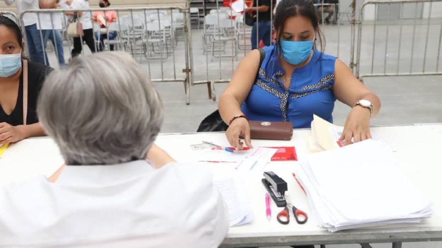 Contin&uacute;a repartici&oacute;n de Becas Una Nueva Era