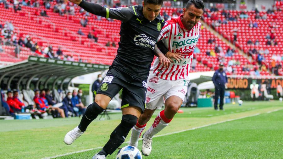 Con polémica, Chivas vence a Necaxa en el Akron