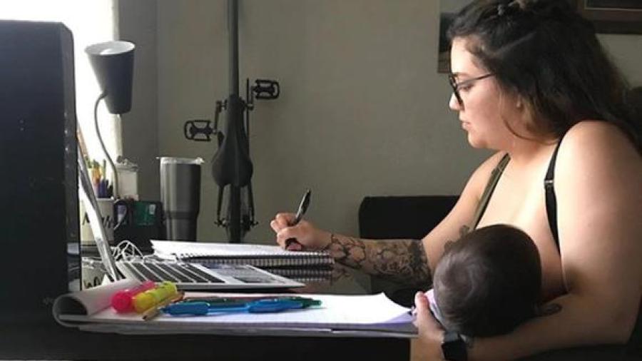 Profesor le pide a alumna no amamantar a su bebé en clases online