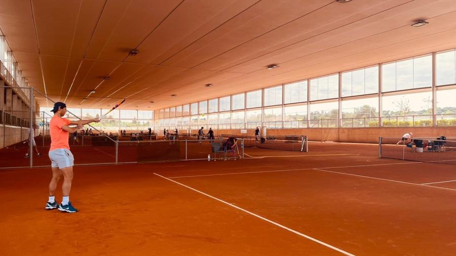 Rafael Nadal regresa a entrenar tras superar lesión en las costillas