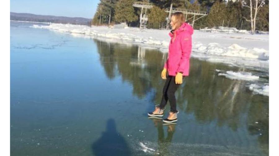 Debido a fenómeno natural, ¡camina sobre el agua!