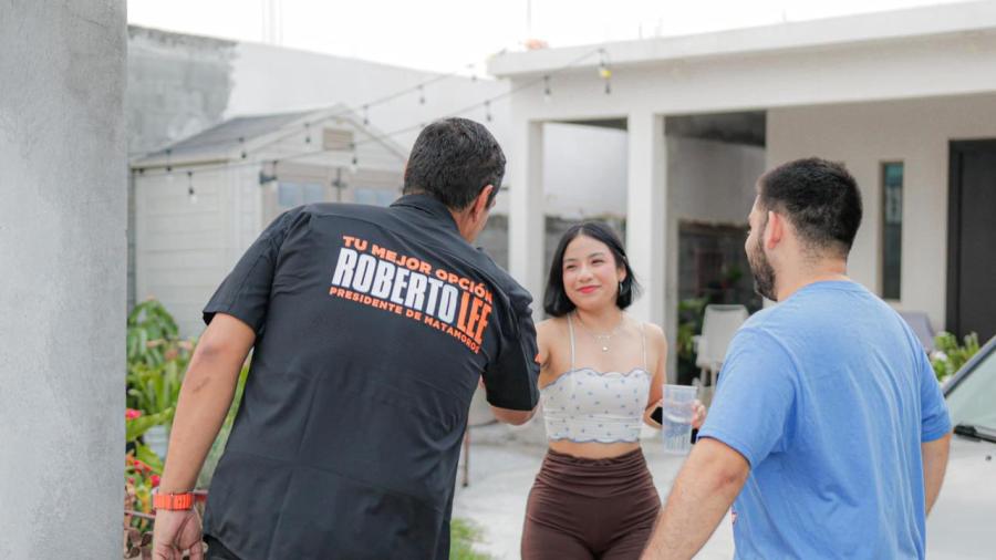 Roberto Lee durante los recorridos con alegría, despierta consciencias y la nueva esperanza 