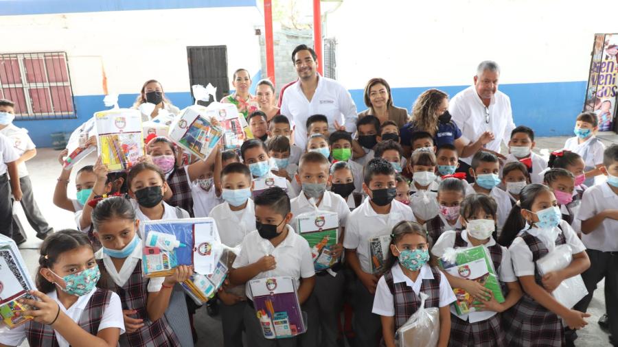 Manténganse en la escuela para ser Maestros, Abogados, lo que gusten: Alcalde de Reynosa a niños estudiantes 