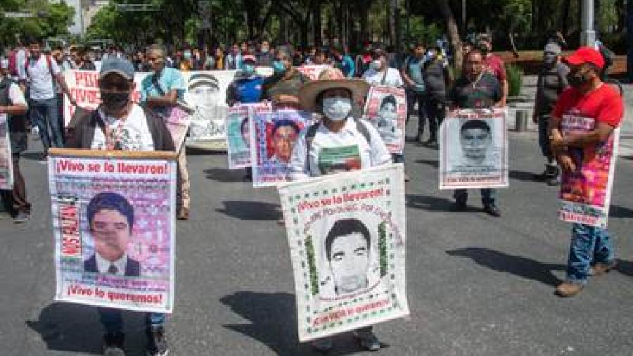Llaman padres de los 43 normalistas a boicotear campañas y al proceso electoral