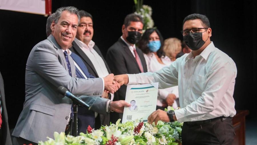 Participan Alcalde de Reynosa junto a DGETI, en ceremonia de entrega de títulos 