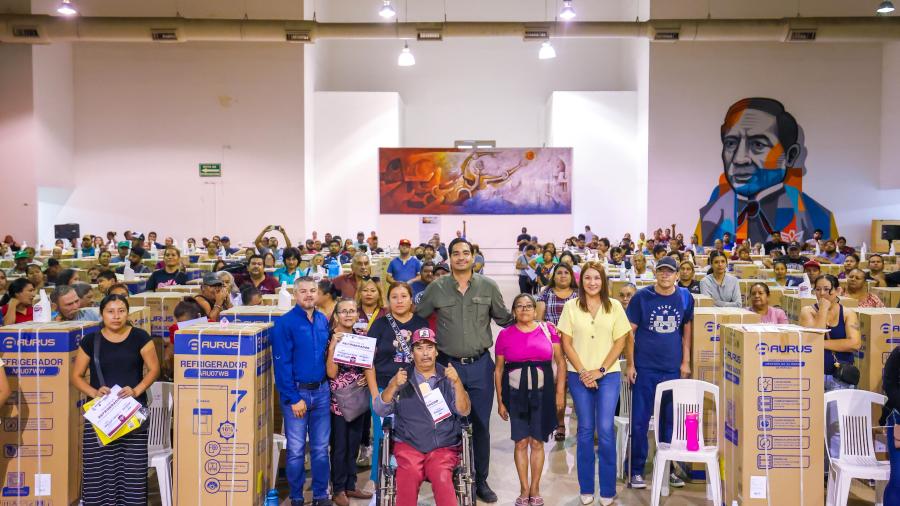 Entregó Carlos Peña Ortiz más Refrigeradores a Familias Damnificadas