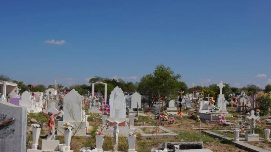 Realizan operativo de limpieza en panteones para el Día de Muertos