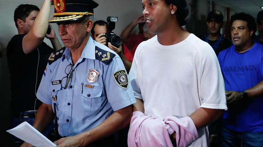 Comparece Ronaldinho esposado ante audiencia