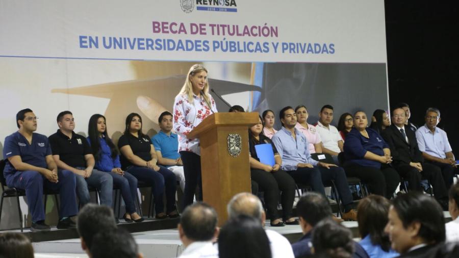 Entrega Maki Ortiz más de 13 MDP para titulación de universitarios