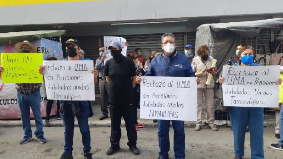 Maestros jubilados toman delegaci&oacute;n del ISSSTE; amenazan con tomar edificios y carreteras 