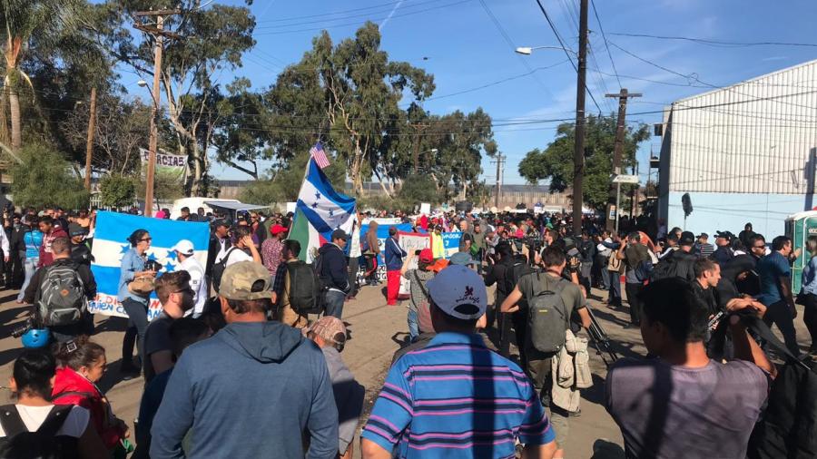 PF detiene marcha de migrantes en Tijuana