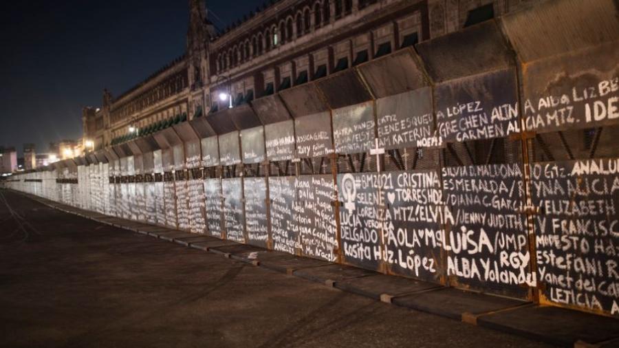 Escriben nombres de víctimas de feminicidio en las vallas de protección del Palacio Nacional