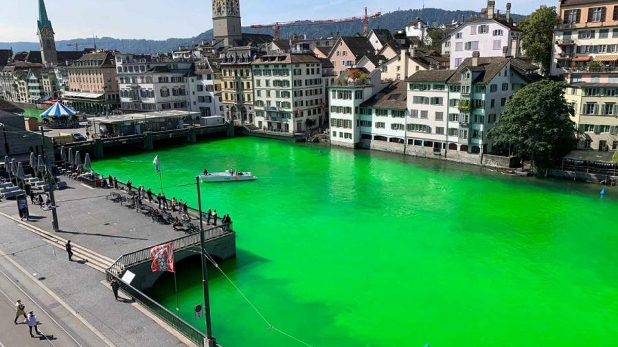 Activistas tiñen de verde el agua del río Limago