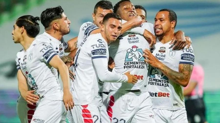 Pachuca golea a Santos y clasifica a la Liguilla