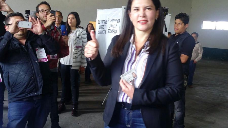 La candidata Teresa Castell vota en Lerma