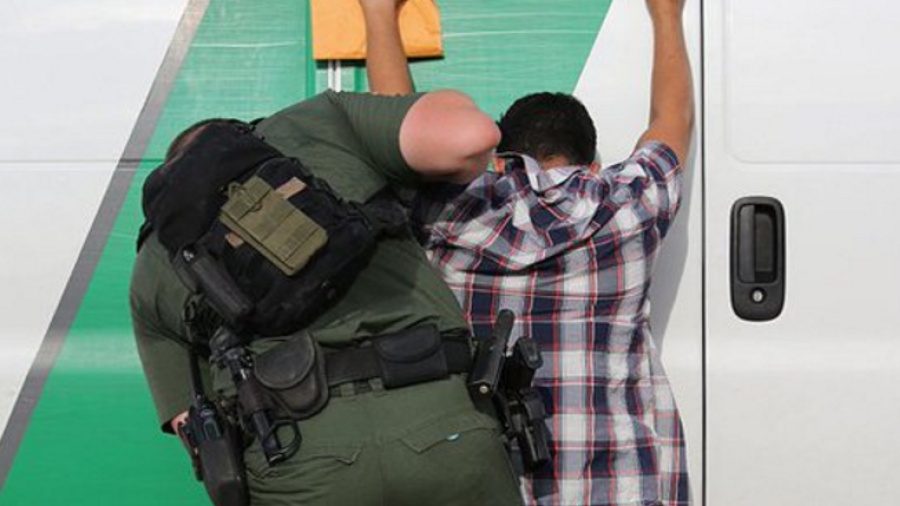 Es inconstitucional política de detener indocumentados en Florida: Juez