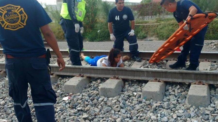 Arrolla tren a mujer y a su hijo