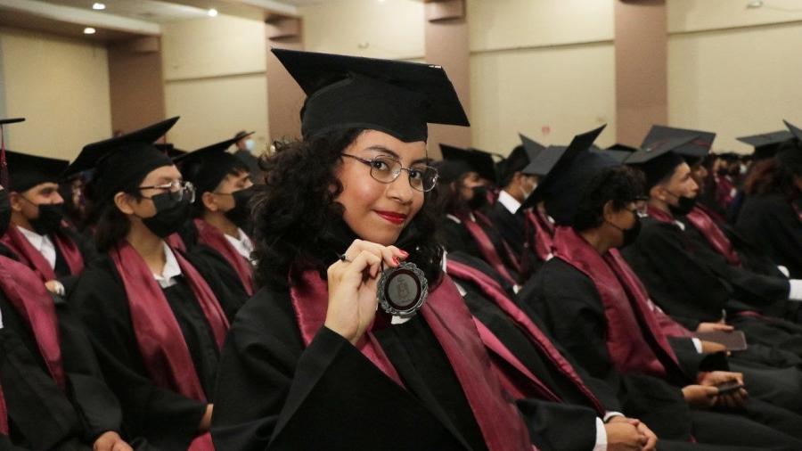 Se grad&uacute;an alumnos de la preparatoria municipal "Elena Poniatowska" 